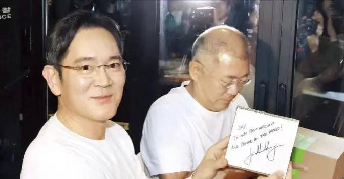 啤酒吃炸鸡很尽兴最爱路边摊的财阀九游会三星会长李在镕请黄仁勋!喝(图2) 啤酒吃炸鸡很尽兴最爱路边摊的财阀九游会三星会长李在镕请黄仁勋!喝(图2)