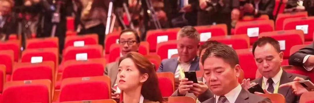 啤酒吃炸鸡很尽兴最爱路边摊的财阀九游会三星会长李在镕请黄仁勋!喝(图3) 啤酒吃炸鸡很尽兴最爱路边摊的财阀九游会三星会长李在镕请黄仁勋!喝(图3)