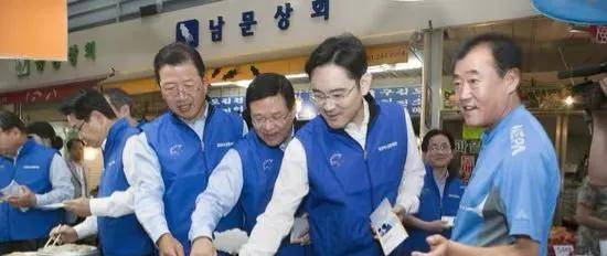 啤酒吃炸鸡很尽兴最爱路边摊的财阀九游会三星会长李在镕请黄仁勋!喝(图5) 啤酒吃炸鸡很尽兴最爱路边摊的财阀九游会三星会长李在镕请黄仁勋!喝(图5)