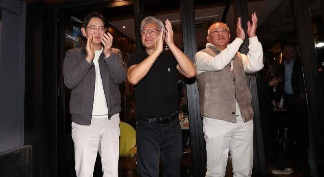 啤酒吃炸鸡很尽兴最爱路边摊的财阀九游会三星会长李在镕请黄仁勋！喝(图6)