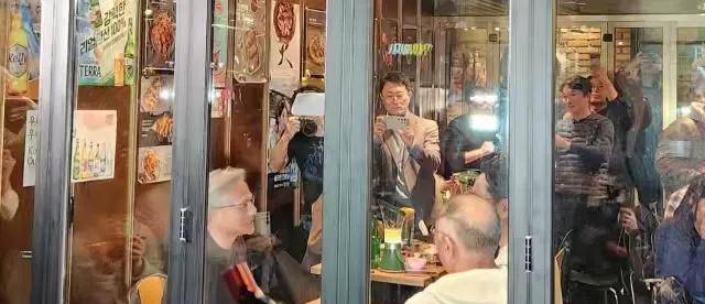 啤酒吃炸鸡很尽兴最爱路边摊的财阀九游会三星会长李在镕请黄仁勋！喝(图8)