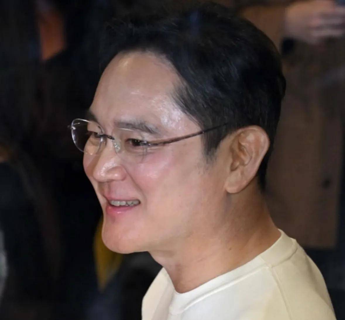 啤酒吃炸鸡很尽兴最爱路边摊的财阀九游会三星会长李在镕请黄仁勋!喝(图10) 啤酒吃炸鸡很尽兴最爱路边摊的财阀九游会三星会长李在镕请黄仁勋!喝(图10)