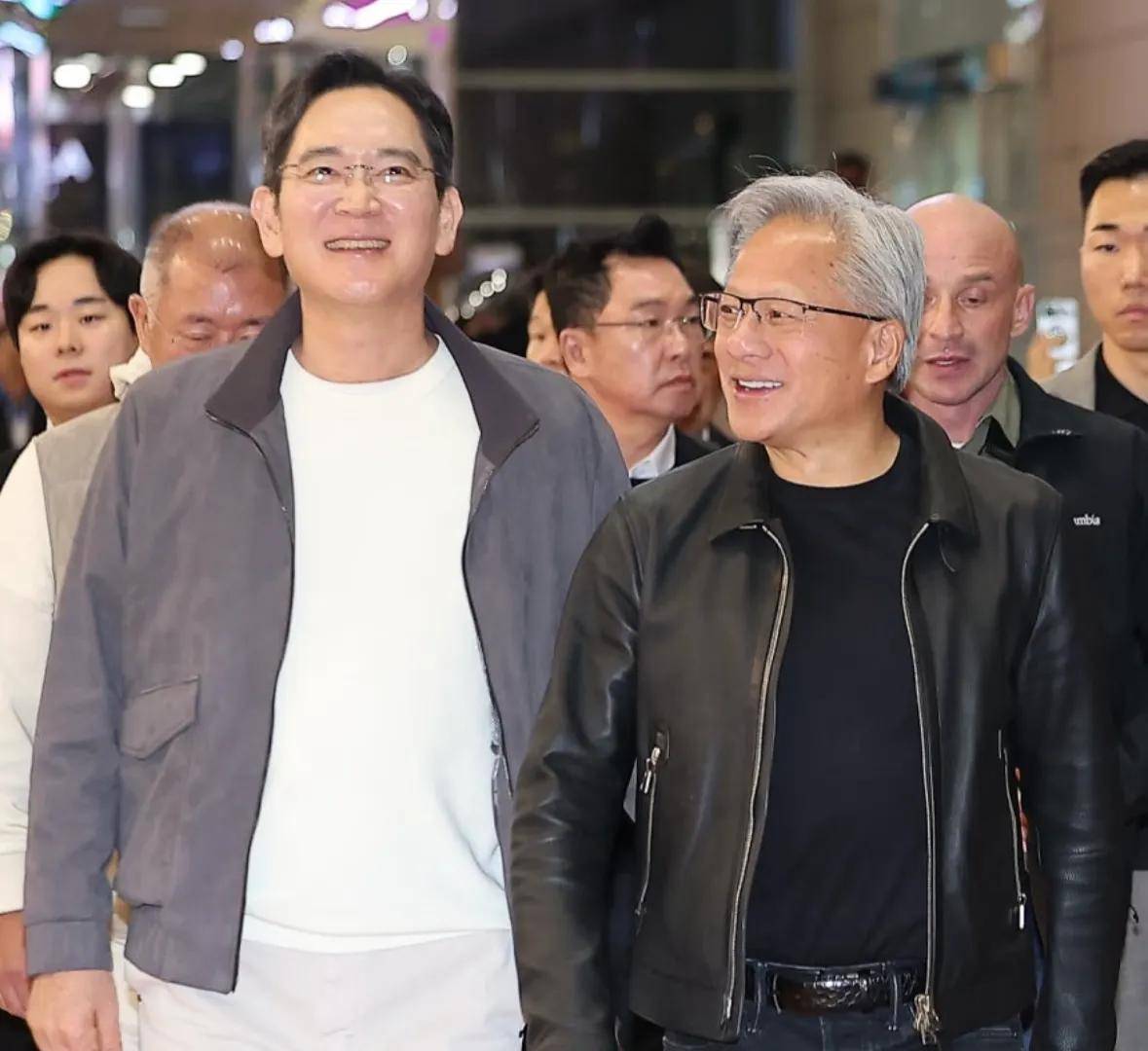 啤酒吃炸鸡很尽兴最爱路边摊的财阀九游会三星会长李在镕请黄仁勋!喝(图9) 啤酒吃炸鸡很尽兴最爱路边摊的财阀九游会三星会长李在镕请黄仁勋!喝(图9)