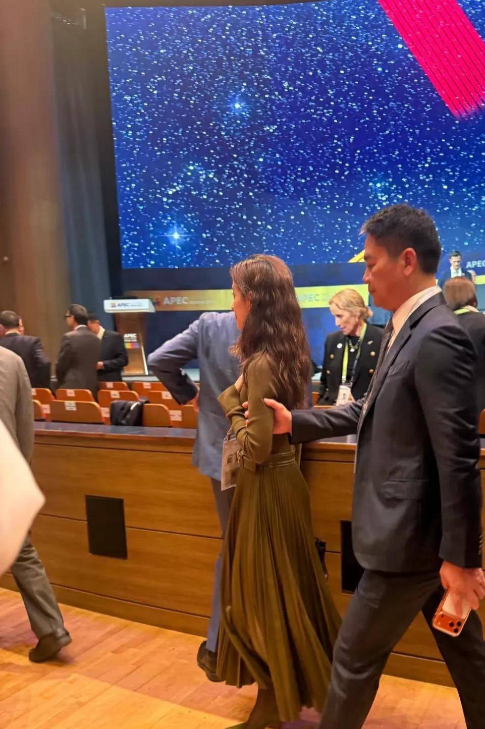 啤酒吃炸鸡很尽兴最爱路边摊的财阀九游会三星会长李在镕请黄仁勋!喝(图11) 啤酒吃炸鸡很尽兴最爱路边摊的财阀九游会三星会长李在镕请黄仁勋!喝(图11)