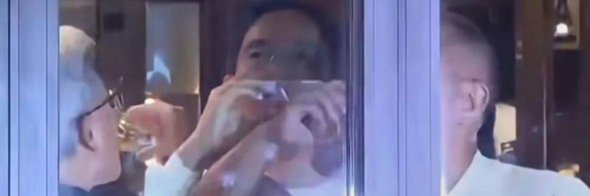 啤酒吃炸鸡很尽兴最爱路边摊的财阀九游会三星会长李在镕请黄仁勋!喝(图12) 啤酒吃炸鸡很尽兴最爱路边摊的财阀九游会三星会长李在镕请黄仁勋!喝(图12)