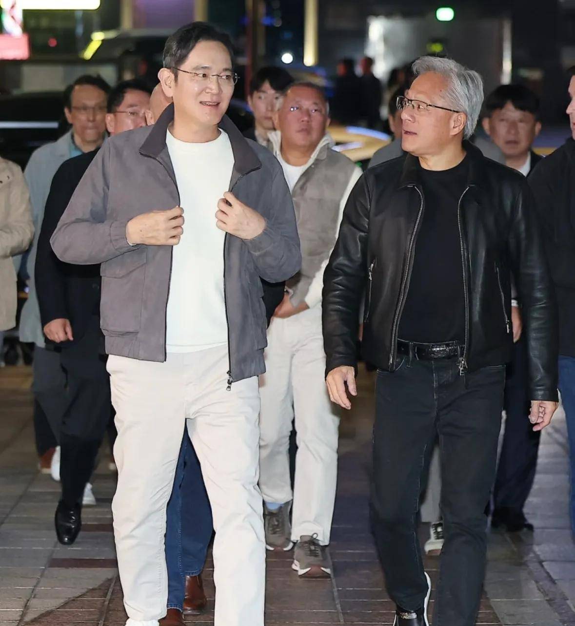 啤酒吃炸鸡很尽兴最爱路边摊的财阀九游会三星会长李在镕请黄仁勋!喝(图13) 啤酒吃炸鸡很尽兴最爱路边摊的财阀九游会三星会长李在镕请黄仁勋!喝(图13)